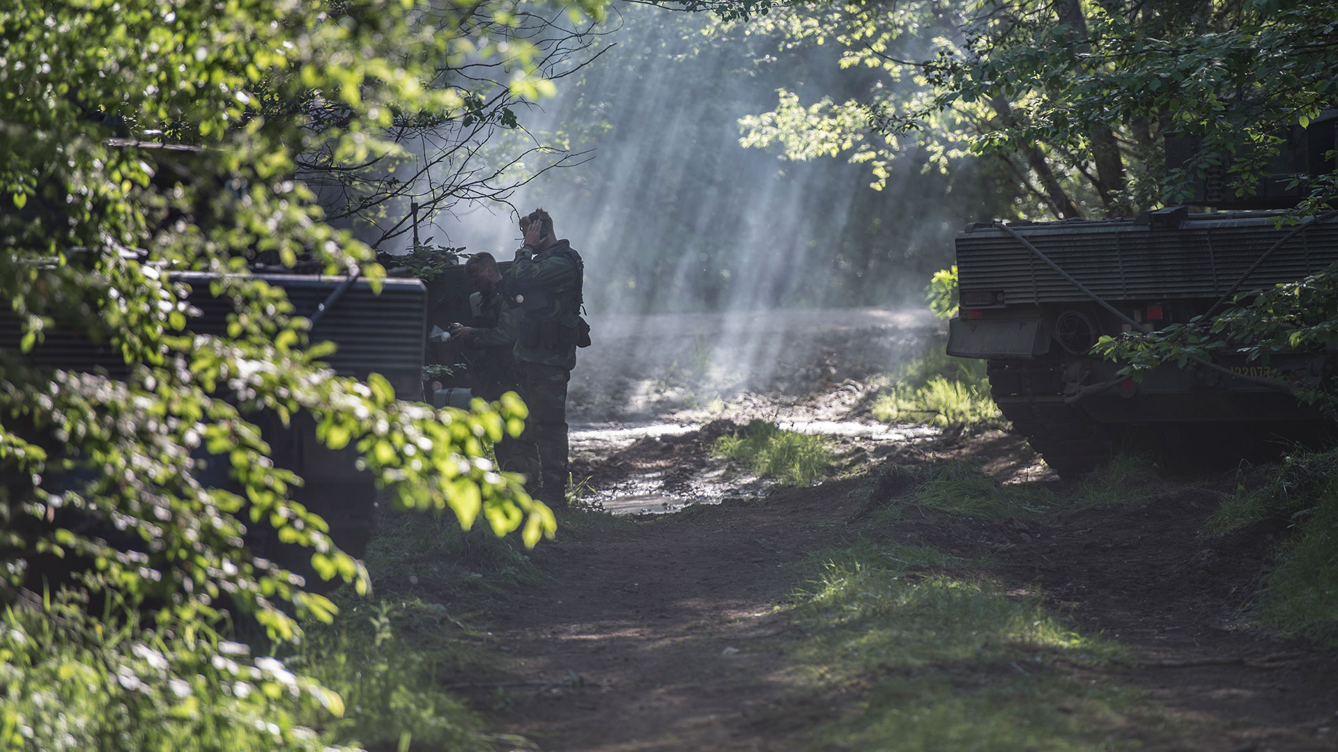 Vagnsbesättningar och soldater ur 72. bataljon från P7 förbereder sig för anfall på Skövde skjut- och närövningsfält under det inledande skedet. 